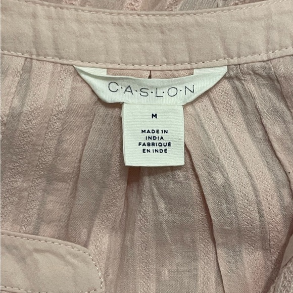 Caslon Quarter Button Pleated Textured Blouse in Light Pink. Size M - Picture 3 of 6